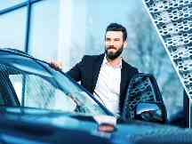 Gothaer Versicherungen: Mann steht an seinem Auto
